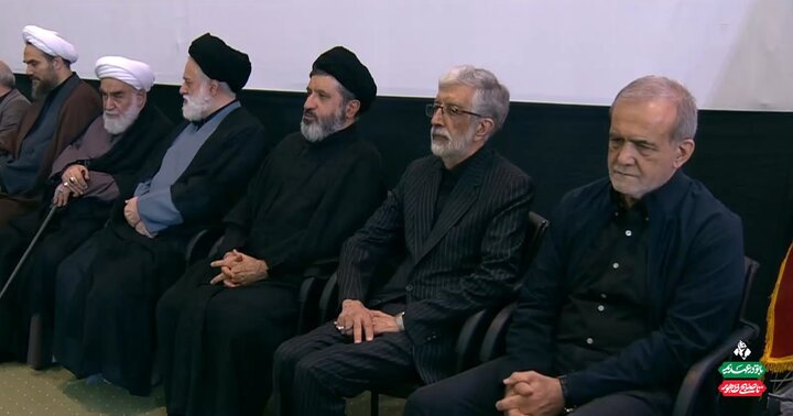 حضور پزشکیان در مراسم چهلم تدفین رهبر شهید انقلاب حضور پزشکیان در مراسم چهلم تدفین رهبر شهید انقلاب
