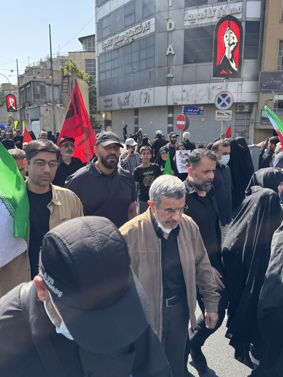 اولین حضور عمومی محمود احمدی نژاد بعد از ادعای ترور/ رئیس دولت های نهم و دهم در مراسم تشییع رهبر شهید + تصاویر اولین حضور عمومی محمود احمدی نژاد بعد از ادعای ترور/ رئیس دولت های نهم و دهم در مراسم تشییع رهبر شهید + تصاویر