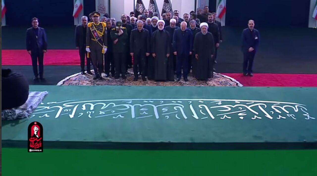 ادای احترام سران قوا و مسئولان نظام به پیکر رهبر شهید انقلاب +ویدیو ادای احترام سران قوا و مسئولان نظام به پیکر رهبر شهید انقلاب +ویدیو