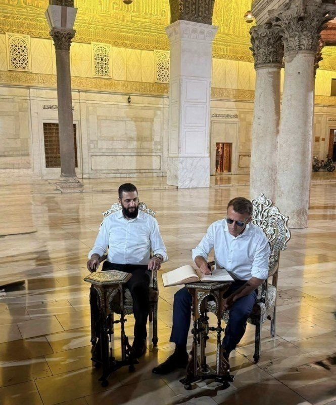 ماکرون همراه با جولانی به بازدید مسجد اموی دمشق رفت +تصاویر ماکرون همراه با جولانی به بازدید مسجد اموی دمشق رفت +تصاویر