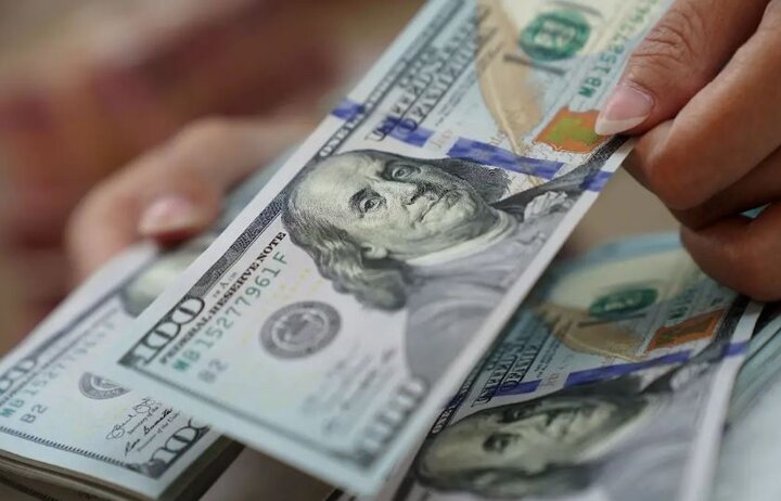 فروش ارز با کارت ملی تا سقف ۱۰ هزار دلار همچنان ادامه دارد