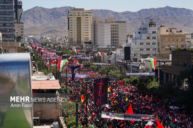 درباره علت تغییر مسیر تشییع رهبر شهید در مشهد چه بود؟ درباره علت تغییر مسیر تشییع رهبر شهید در مشهد چه بود؟
